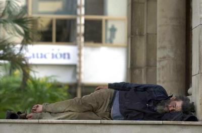 Un-hombre-duerme-en-la-calle.jpg